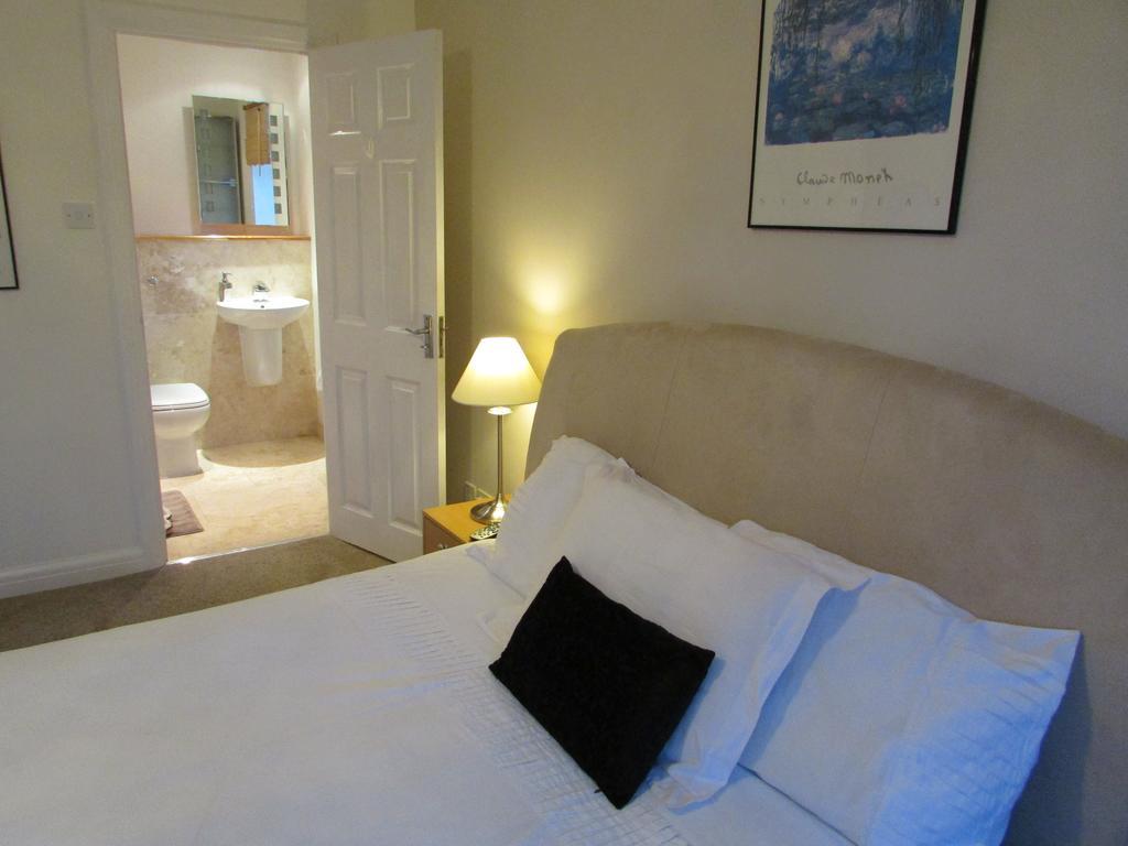 SleepNeat Bed and Breakfast Ascot  Kamer foto